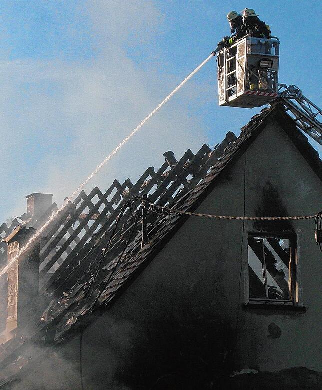 Auch am Tag danach ist die Feuerwehr noch mit dem Löschen von Glutnestern beschäftigt.