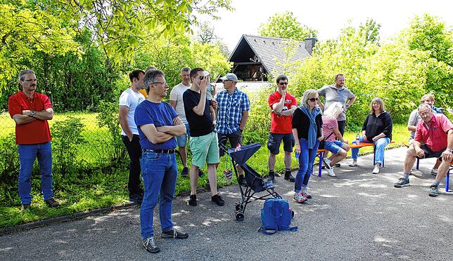 Schwandorfer Bürgerinnen und Bürger verfolgen beim Ortstermin gespannt die Ausführungen zur Vision 2035, ein Entwicklungskonzept für die ...