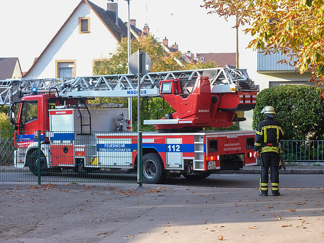 Auch ein Feuerwehrauto braucht beim Rückwärtsfahren einen Einweiser.