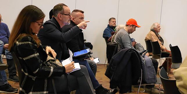 Stephanie Omelic (links) ist eine der Interessenten für das Ensemble rund um das Gasthaus Löwen. Rechts im Bild mit rotem Cappy ist der ...