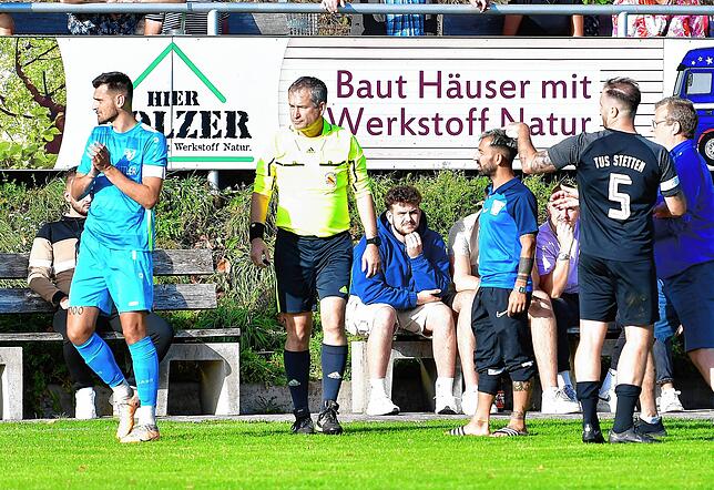 Abbruch: Schiedsrichter Jürgen Vogelbacher (Mitte) erkundigte sich nach der fünfminütigen Unterbrechung bei den Spielführern, ob ...