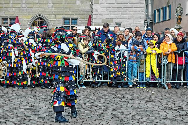 Bild 21: Große und kleine Hänsele ließen die Karbatschen in Überlingen knallen