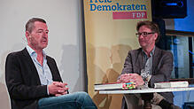Kai Diekmann (links) im Gespräch mit SÜDKURIER-Chefredakteur Stefan Lutz in der Singener Färbe.