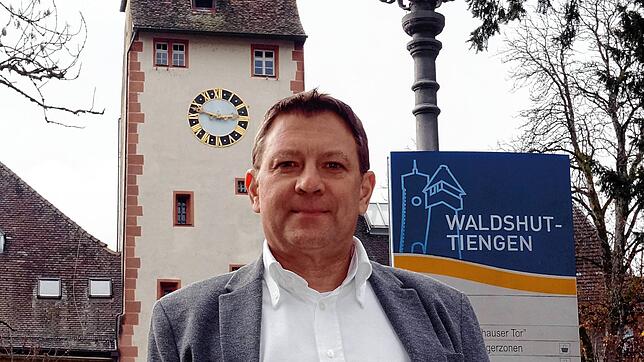 Christian Straub vor dem Oberen Tor. Nach 14 Jahren gibt er nun sein Amt als Vorsitzender des Werbe- und Förderungskreises Waldshut ab. ...