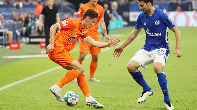 Omar Sijaric (links) traf in der Hinrunde in der 2. Fußball-Bundesliga mit dem FC Erzgebirge Aue unter anderem auf Schalke 04 um Marcin ...