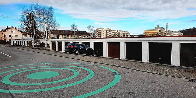 30 Garagen nebeneinander – heute wirkt das wie Verschwendung. Aber 1971 musste man noch nicht platzsparend bauen.