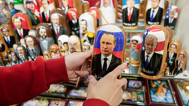 Wladimir Putin als Matrjoschka-Puppe: Wer das wahre Innere der russischen Seele kennenlernen will, ist jedoch bei Fjodor M. Dostojewski ...