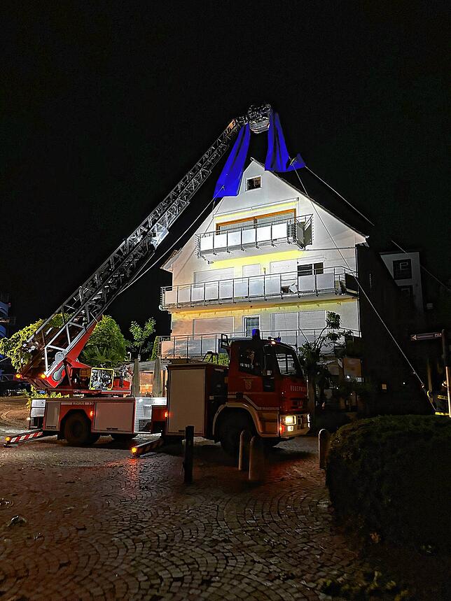 Einsatz mit der Drehleiter: Das Dach des Valerons in der Hafenstraße muss nachts mit einer Plane gesichert werden.