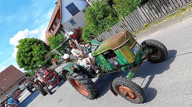 Bild 29: Festumzug am Gmeindshus Oberlauchringen – Höhepunkt des 4-tägigen Bezirksmusikfest