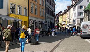 Tagsüber gut besucht, abends manchmal turbulent: In der Münsterstraße sollen Jugendliche am Sonntagabend einen Senioren angegriffen ...