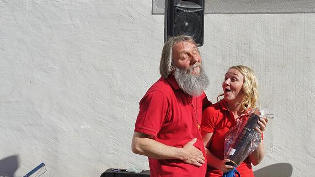 Michael Skuppin (links) bekam zweimal die Höchtpunktzahl und von Tourismuschefin Jennifer Bausch ein Geschenk.