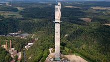 Oben am Aufzugtestturm von Thyssenkrupp in Rottweil ist der erste Teil der Textilfassade zu sehen, darunter die ringförmige ...