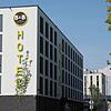In Konstanz boomt die Hotelbranche. Dieses Hotel ist neu im Gewerbegebiet Stromeyersdorf: Das B&B, im Hintergrund ist das ebenfalls erst ...