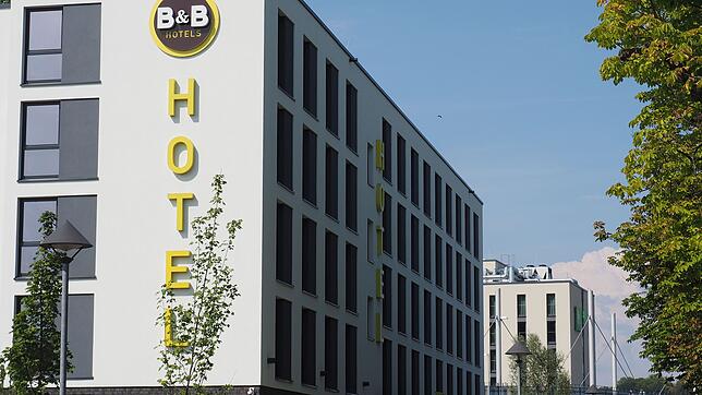 In Konstanz boomt die Hotelbranche. Dieses Hotel ist neu im Gewerbegebiet Stromeyersdorf: Das B&B, im Hintergrund ist das ebenfalls erst ...