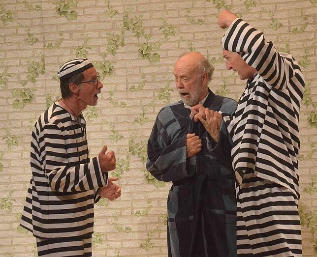 Auf raue Gesellen trifft Herr Taschenbier (Sigurt Häusler) in der Strafanstalt: Thomas Deusch und Klaus Wagner.