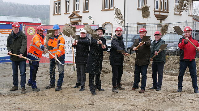 Fliegender Dreck, gehört bei einem Spatenstich dazu (von links): Gemeinderat Martin Bosch (CDU), Robert Hildebrand und Florian ...
