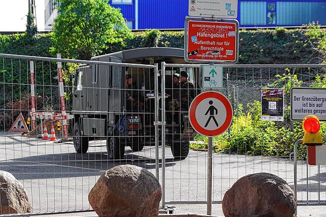 Grenzübergang Hardstraße, bewacht vom Schweizer Militär.