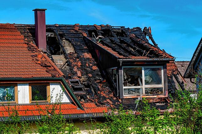 Die Brandursache ist noch nicht geklärt. Vor allem das Dach ist in Mitleidenschaft gezogen worden.