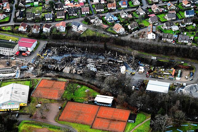 Luftaufnahmen zeigen die komplett abgebrannte Firmenhalle im Wehra-Areal.