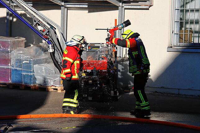 Mit schwerem Gerät rückten die Einsatzkräfte gegen das fiktive Feuer von Innen und Außen vor.