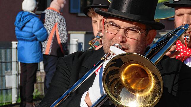 Was wäre Fasnacht ohne Musik? Auch der Öflinger Kinderumzug bekam deshalb lautstarke Unterstützung der Sumpfer.