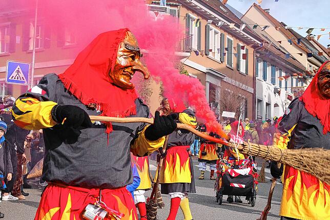 Was für ein Spektakel: Feurige Höllen-Show der Markdorfer Turmhexen oder viel heiße Luft?