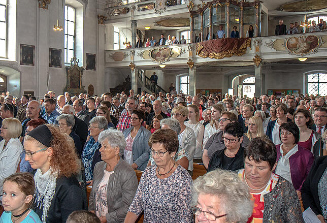Zahlreiche Gläubige aus Meßkirch und Sauldorf feierten die Investitur von Stefan Schmid als neuem Meßkircher Stadtpfarrer mit.