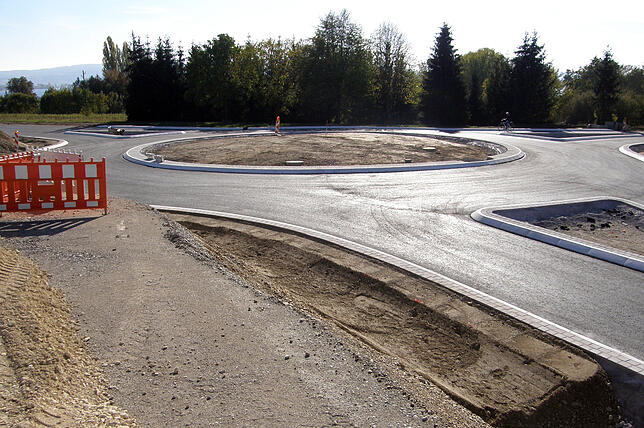 Über diesen neuen Kreisel werden künftig Allensbach und Markelfingen am Knoten-West angeschlossen. Links geht es nach Allensbach, rechts ...