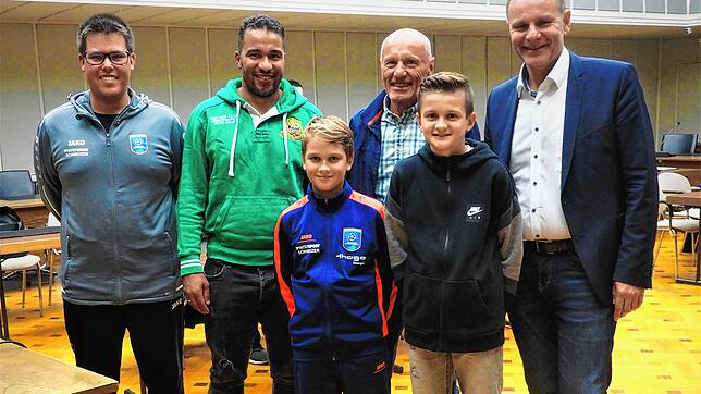 Ihnen liegt der regionale Fußball am Herzen: Johannes Huth, Adam Fall, Siegfried Wohner und Bernd Häusler (v.l.) vom JFV sowie die ...
