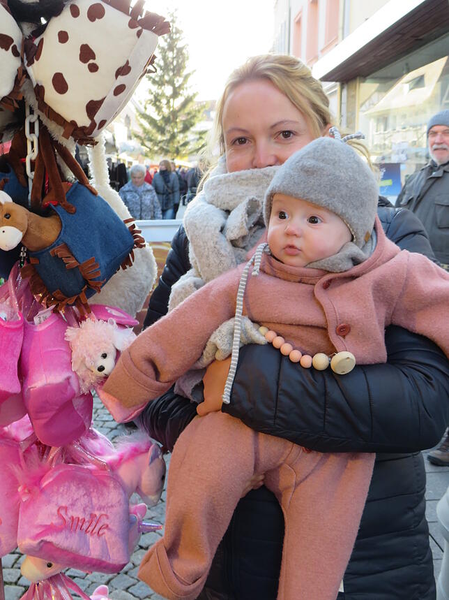 Selbst die kleinen Besucher sind an den Angeboten interessiert. Wie hier die kleine Ida mit Mutter Rebecca Rösch.