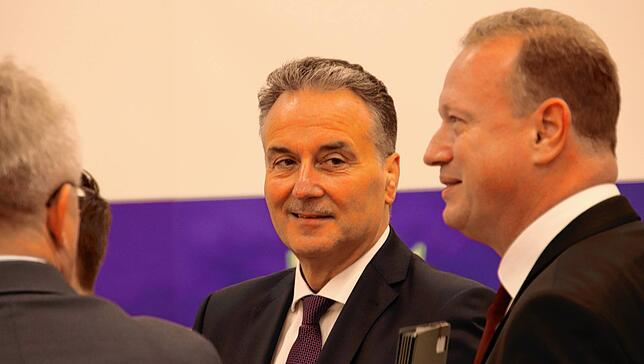 Helmut Rauch (links), Geschäftsführer von Diehl Defence in Überlingen, im Gespräch mit Oberbürgermeister Jan Zeitler bei einem Festakt ...