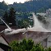 Die Feuerwehr rückte mit ihrer Drehleiter an, um den Dachstuhlbrand in der Nellenbachstraße von oben zu bekämpfen.