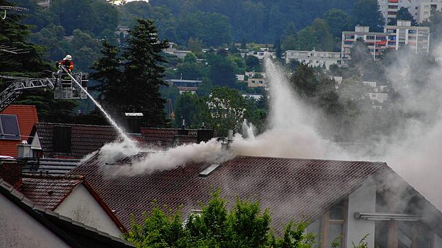 Die Feuerwehr rückte mit ihrer Drehleiter an, um den Dachstuhlbrand in der Nellenbachstraße von oben zu bekämpfen.
