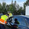 Da ist viel los: An der B 31 kontrollieren Zoll- und Polizeibeamte aus zwei Bundesländern am Dienstagnachmittag Autos.