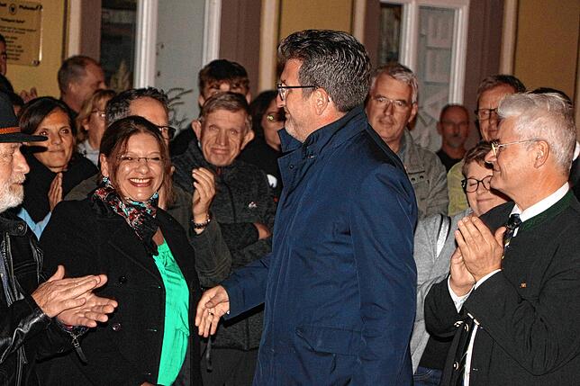 Patricia H. Celedón (links) gratulierte ihrem Konkurrenten als eine der Ersten. Rechts im Bild ist Klaus Burger, CDU-Landtagsabgeordneter.