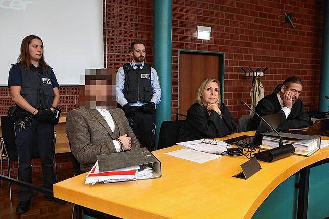 Der angeklagte Robert S. im Landgericht Konstanz mit seinen Pflichtverteidigern Kristina Müller und Nicolas Doubleday.
