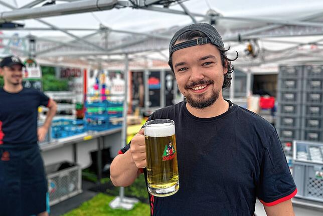 Prost: Danilo schenkt am Rothaus-Stand aus. Die Halbe Bier kostet wie im vergangenen Jahr 5,50 Euro plus Pfand.