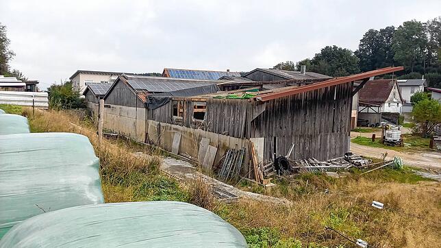 Das Dach der Lagerhalle wurde mitsamt den darauf montierten Soldarmodulen demoliert.