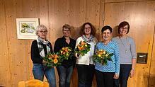 Treue Sängerinnen der Frauengemeinschaft: Die von Petra Walter (rechts) für zwanzig Jahre Treue zur Singgruppe Harmonie Geehrten (von ...