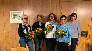 Treue Sängerinnen der Frauengemeinschaft: Die von Petra Walter (rechts) für zwanzig Jahre Treue zur Singgruppe Harmonie Geehrten (von ...