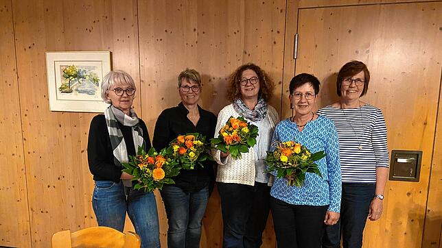 Treue Sängerinnen der Frauengemeinschaft: Die von Petra Walter (rechts) für zwanzig Jahre Treue zur Singgruppe Harmonie Geehrten (von ...