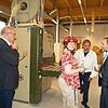 Gerne zeigt Helene Binder (Mitte) die neue Schreinerwerkstatt und ihre Arbeitsaufgabe darin. Von links: Walter Städele, Helene Binder, ...