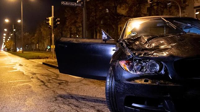 Der beschädigte Unfallwagen in München-Laim.