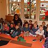 Die stellvertretende Leiterin Ulrike Gut mit der Eidechsengruppe im katholischen Kindergarten St. Vinzenz in Bräunlingen.