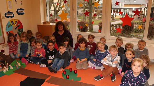 Die stellvertretende Leiterin Ulrike Gut mit der Eidechsengruppe im katholischen Kindergarten St. Vinzenz in Bräunlingen.