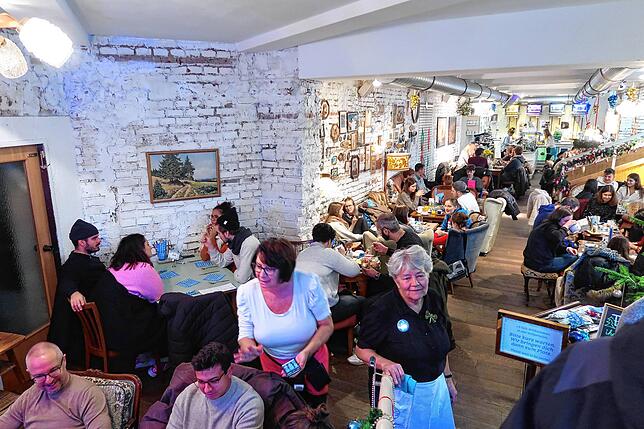 Volles Haus: Getümmel im Dezember 2019. Das Café ist beliebt bei den Wienern. Im Vordergrund Doris Horvath, damals die Oma vom Dienst.
