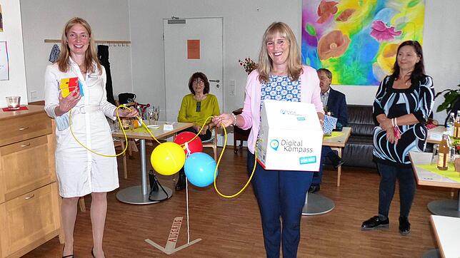 Den Start zum Digital-Kompass-Standort Markdorf stellten (von links) Christin Jungblut, Renate Hold und IT-Spezialistin Monika Carpenter ...