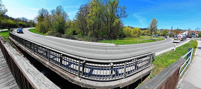 Ein Panorama der Brücke von der nebenstehenden Fahrrad- und Fußgängerbrücke aus fotografiert.