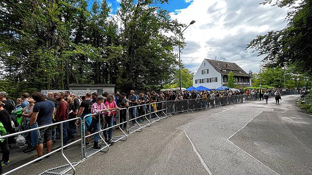 Bild 16: Tausende Fans kommen zu den Ärzten ins Bodenseestadion. Hier sind die Bilder des Abends