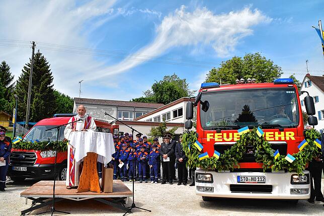 Pfarrer Vogel gestaltete die Segnung der drei neuen Fahrzeuge der Feuerwehr Eigeltingen in Honstetten sehr lebendig und ging auf den ...